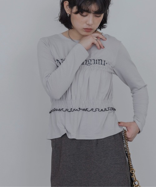 Eimee Law(エイミーロウ)の「ベアレイヤード シャーリングテキストトップス(Tシャツ/カットソー・レディース・ブラック/ダークグレー/ベージュ/ダークブラウン・FREE)」の1枚目の写真