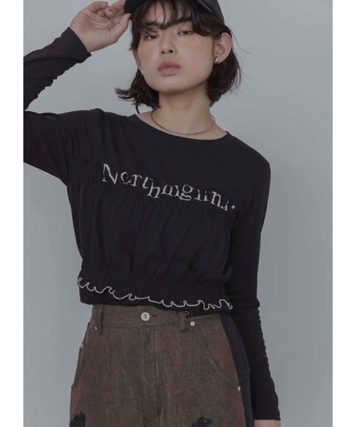 Eimee Law(エイミーロウ)の「ベアレイヤード シャーリングテキストトップス(Tシャツ/カットソー・レディース・ブラック/ダークグレー/ベージュ/ダークブラウン・FREE)」の2枚目の写真