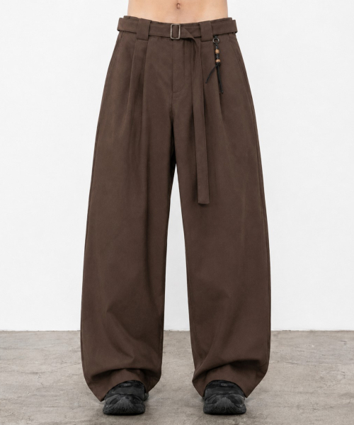 GRAYBLVD(グレイブラバット)の「LOWELL カーブドベルト付きスラックス (ブラウン)(スラックス・メンズ・その他・X-LARGE/MEDIUM/LARGE)」の1枚目の写真