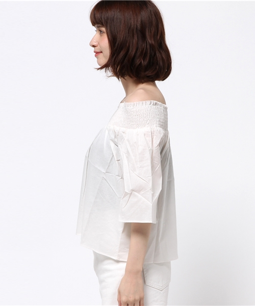 RAY CASSIN（レイカズン）の「シャーリングオフショルブラウス（シャツ/ブラウス・レディース・オフホワイト/ネイビー/オレンジ・FREE）」の5枚目の写真