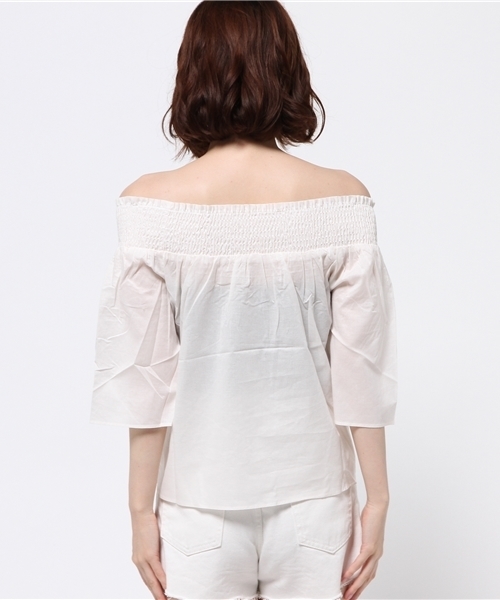 RAY CASSIN（レイカズン）の「シャーリングオフショルブラウス（シャツ/ブラウス・レディース・オフホワイト/ネイビー/オレンジ・FREE）」の6枚目の写真