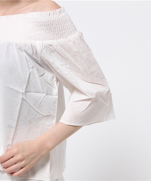 RAY CASSIN（レイカズン）の「シャーリングオフショルブラウス（シャツ/ブラウス・レディース・オフホワイト/ネイビー/オレンジ・FREE）」の8枚目の写真