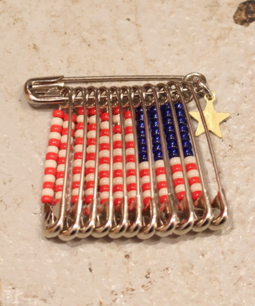 SunKu（サンク）の「【SUNKU】サンク fridge別注 ビーズブローチ（ブローチ/コサージュ・メンズ・シルバー・ONESIZE）」の4枚目の写真