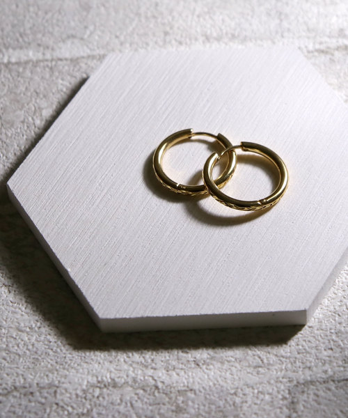 YArKA(ヤーカ)の「【YArKA/ヤーカ】stainless series pilamid circle pierce/ステンレス ピラミッド模様サークルピアス(ピアス(両耳用)・レディース・ゴールド/シルバー/ブラック・FREE)」の3枚目の写真
