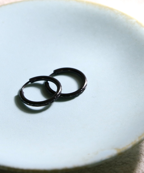 YArKA(ヤーカ)の「【YArKA/ヤーカ】stainless series pilamid circle pierce/ステンレス ピラミッド模様サークルピアス(ピアス(両耳用)・レディース・ゴールド/シルバー/ブラック・FREE)」の2枚目の写真