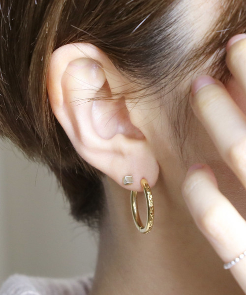 YArKA(ヤーカ)の「【YArKA/ヤーカ】stainless series pilamid circle pierce/ステンレス ピラミッド模様サークルピアス(ピアス(両耳用)・レディース・ゴールド/シルバー/ブラック・FREE)」の4枚目の写真