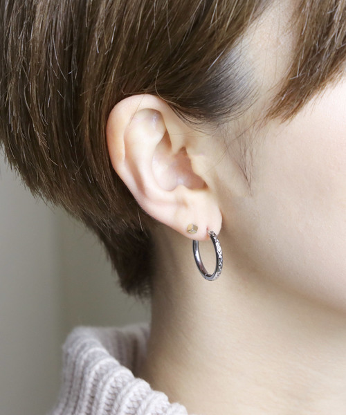 YArKA(ヤーカ)の「【YArKA/ヤーカ】stainless series pilamid circle pierce/ステンレス ピラミッド模様サークルピアス(ピアス(両耳用)・レディース・ゴールド/シルバー/ブラック・FREE)」の5枚目の写真
