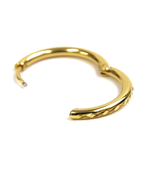 YArKA(ヤーカ)の「【YArKA/ヤーカ】stainless series pilamid circle pierce/ステンレス ピラミッド模様サークルピアス(ピアス(両耳用)・レディース・ゴールド/シルバー/ブラック・FREE)」の7枚目の写真