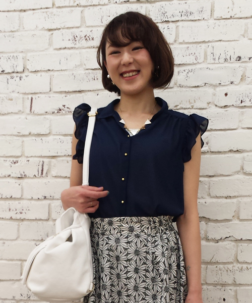 DISCOAT(ディスコート)の「【Discoat】肩フリルノースリアンサンブル(シャツ/ブラウス・レディース・ネイビー/コバルトブルー/オフホワイト・フリ-)」の3枚目の写真