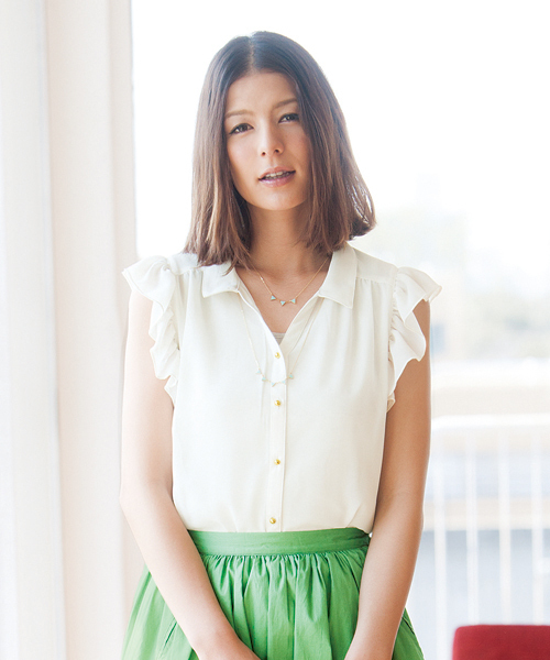 DISCOAT(ディスコート)の「【Discoat】肩フリルノースリアンサンブル(シャツ/ブラウス・レディース・ネイビー/コバルトブルー/オフホワイト・フリ-)」の2枚目の写真