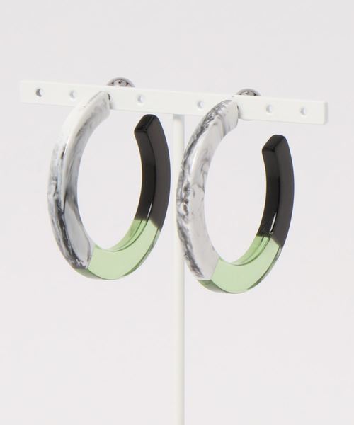 SLOBE IENA（スローブイエナ）の「BIJOU R.I COLOR BLOCK HOOP ピアス（ピアス（両耳用）・レディース・ベージュ/グリーン・FREE）」の5枚目の写真