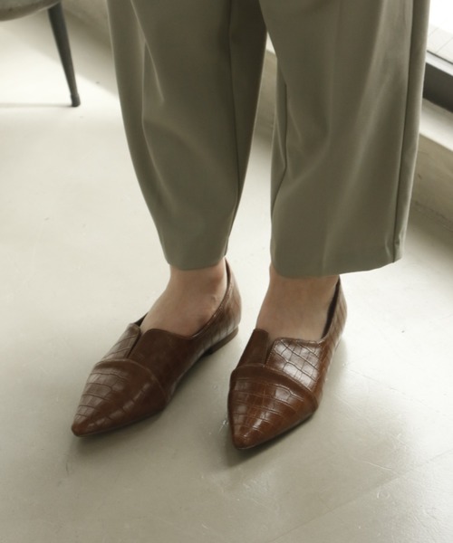 VIVIAN（ヴィヴィアン）の「ポインテッドトゥノーレースカッターシューズ（ドレスシューズ・レディース・D/ガンメタ/シルバー×スモーキークォーツ/パイソン/ブラック系その他2/イエロー系その他5/E/ホワイト×カーキブラウン/White・LL/S/M/L/XL）」の2枚目の写真