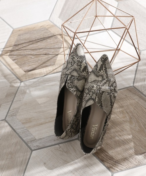 VIVIAN（ヴィヴィアン）の「ポインテッドトゥノーレースカッターシューズ（ドレスシューズ・レディース・D/ガンメタ/シルバー×スモーキークォーツ/パイソン/ブラック系その他2/イエロー系その他5/E/ホワイト×カーキブラウン/White・LL/S/M/L/XL）」の9枚目の写真