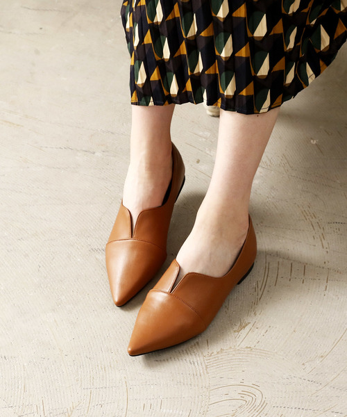 VIVIAN（ヴィヴィアン）の「ポインテッドトゥノーレースカッターシューズ（ドレスシューズ・レディース・D/ガンメタ/シルバー×スモーキークォーツ/パイソン/ブラック系その他2/イエロー系その他5/E/ホワイト×カーキブラウン/White・LL/S/M/L/XL）」の3枚目の写真