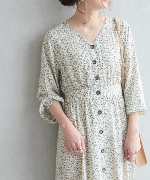 reca（レカ）の「前ボタンVネック小花柄マキシ丈ワンピース（Tシャツ/カットソー・レディース・オリーブ/ブラック/ホワイト・M）」の2枚目の写真