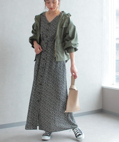 reca（レカ）の「前ボタンVネック小花柄マキシ丈ワンピース（Tシャツ/カットソー・レディース・オリーブ/ブラック/ホワイト・M）」の3枚目の写真