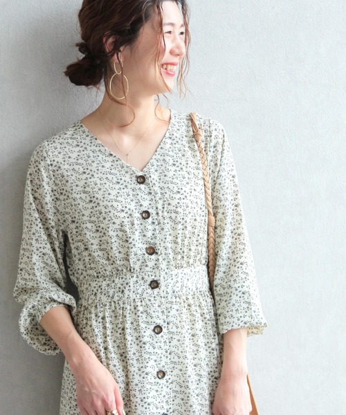 reca（レカ）の「前ボタンVネック小花柄マキシ丈ワンピース（Tシャツ/カットソー・レディース・オリーブ/ブラック/ホワイト・M）」の6枚目の写真