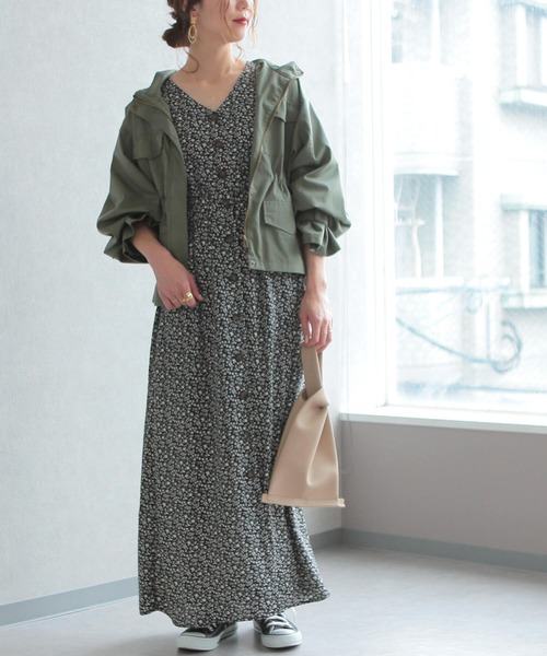 reca（レカ）の「前ボタンVネック小花柄マキシ丈ワンピース（Tシャツ/カットソー・レディース・オリーブ/ブラック/ホワイト・M）」の4枚目の写真