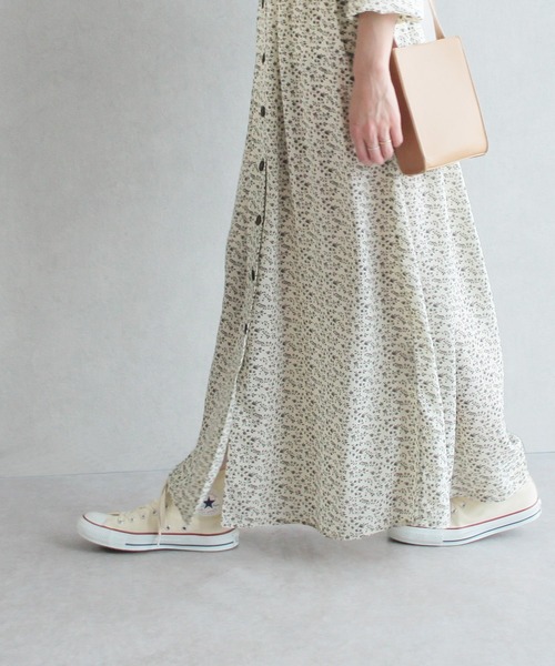 reca（レカ）の「前ボタンVネック小花柄マキシ丈ワンピース（Tシャツ/カットソー・レディース・オリーブ/ブラック/ホワイト・M）」の20枚目の写真