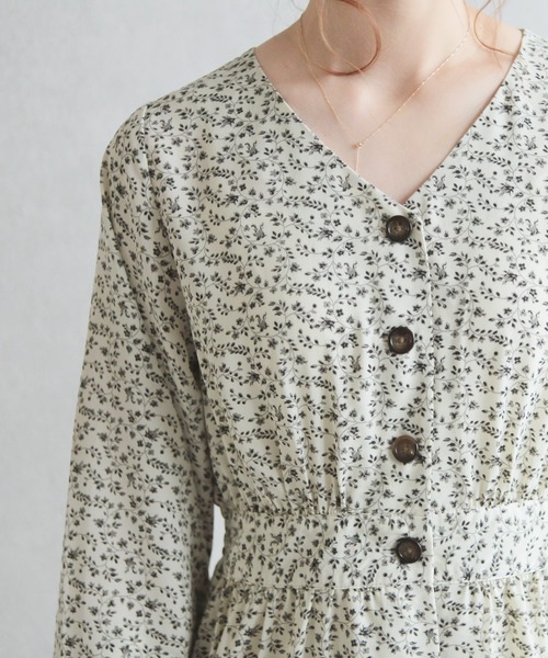 reca（レカ）の「前ボタンVネック小花柄マキシ丈ワンピース（Tシャツ/カットソー・レディース・オリーブ/ブラック/ホワイト・M）」の19枚目の写真