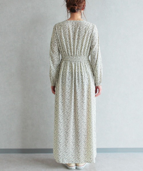 reca（レカ）の「前ボタンVネック小花柄マキシ丈ワンピース（Tシャツ/カットソー・レディース・オリーブ/ブラック/ホワイト・M）」の9枚目の写真