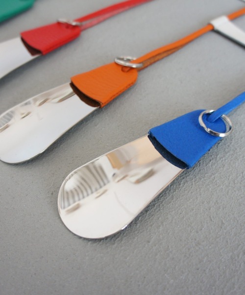 TIDEWAY（タイドウェイ）の「MONTH ITALY LEATHER シューホーン付キーホルダー（シューケア用品・メンズ・ブラック/ホワイト/レッド/ライム/ターコイズブルー/ブルー/グリーン/ピンクベージュ/グレイッシュベージュ/ライトベージュ/オレンジ/ミント・FREE）」の15枚目の写真