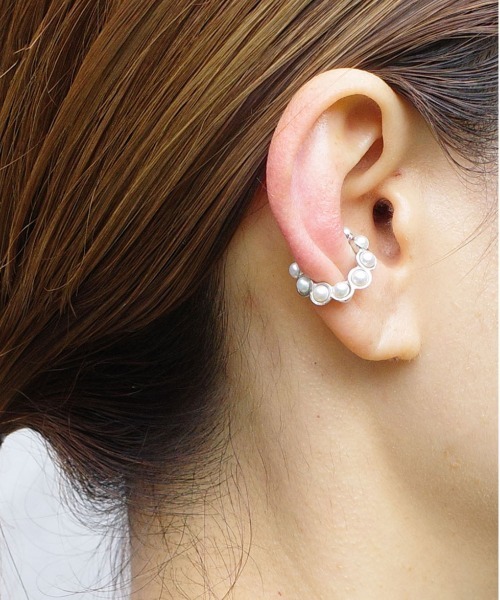 AROM.(アロム)の「【AROM. / アロム】シルバー925 / PICCHIETTARE Ear Cuff / パール イヤーカフ(イヤーカフ・レディース・シルバー/ゴールド・FREE)」の16枚目の写真