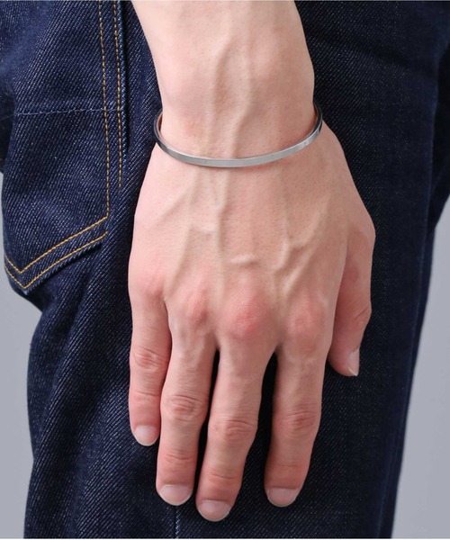 LION HEART(ライオンハート)の「【限定展開】“LH-1”スクエアバングル/サージカルステンレス(金属アレルギー対応)【LION HEART / ライオンハート】(バングル/リストバンド・メンズ・ブラック/シルバー/ブルー・ONE SIZE)」の9枚目の写真