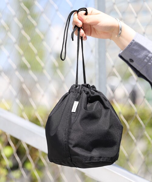 Firsthand（ファーストハンド）の「SHIRT Firsthand by 5525GALLERY/ファーストハンド SHIRT Firsthand by 5525GALLERY / 巾着バッグ（ハンドバッグ・メンズ・ブラック・ONE SIZE）」の4枚目の写真