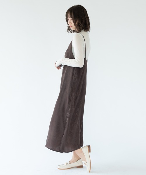 VRIA CHARME(バリアシャルム)の「マットサテンキャミワンピース(ワンピース・レディース・カーキ/ブラウン/ブラック・FREE)」の16枚目の写真