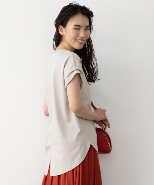 J.PRESS(ジェイプレス)の「【UVケア・消臭効果・接触冷感】コンパクトコットンスムース ラウンドヘム カットソー(Tシャツ/カットソー・レディース・ホワイト系/ホワイト系1/ブラック系/ダークブラウン系/ベージュ系/ネイビー系・MEDIUM/LARGE)」の5枚目の写真