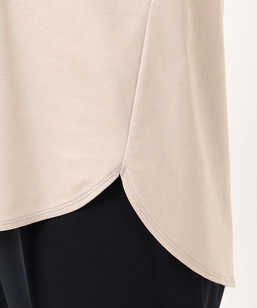 J.PRESS(ジェイプレス)の「【UVケア・消臭効果・接触冷感】コンパクトコットンスムース ラウンドヘム カットソー(Tシャツ/カットソー・レディース・ホワイト系/ホワイト系1/ブラック系/ダークブラウン系/ベージュ系/ネイビー系・MEDIUM/LARGE)」の9枚目の写真