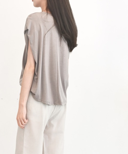 me+em select(ミームセレクト)の「ドルマンオーバーシルエットトップス(Tシャツ/カットソー・レディース・ブラック/ベージュ/カーキ/アイボリー/クリーム・FREE)」の6枚目の写真