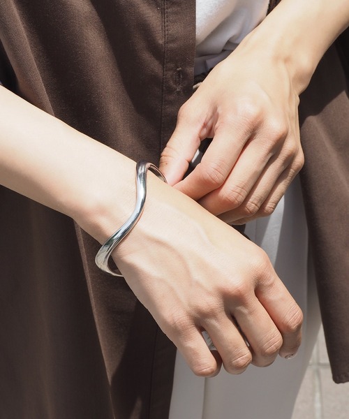 kutir(クティール)の「ラインバングル(バングル/リストバンド・レディース・シルバー・FREE)」の1枚目の写真