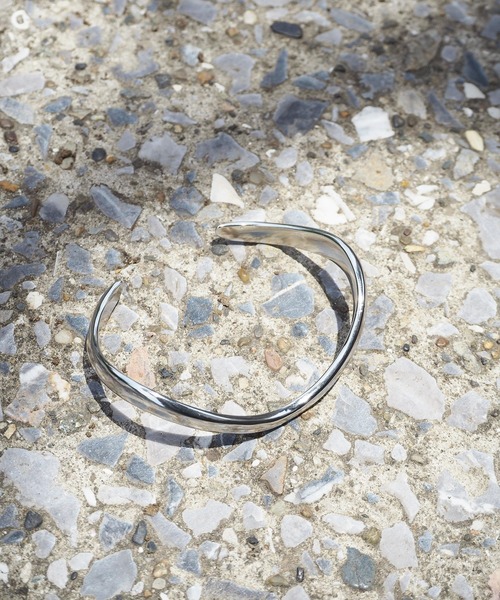 kutir(クティール)の「ラインバングル(バングル/リストバンド・レディース・シルバー・FREE)」の2枚目の写真