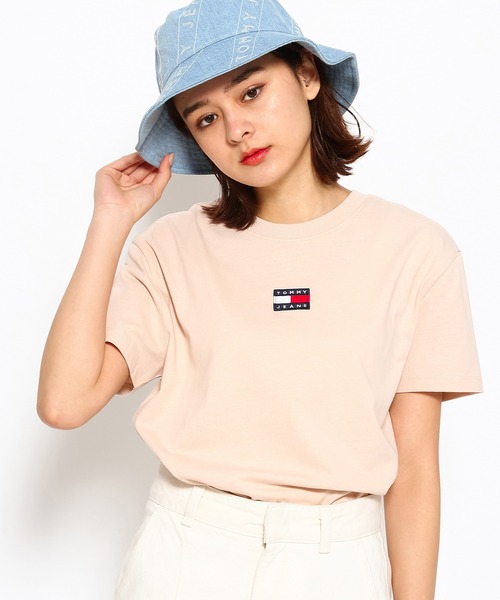 tommy jeans（トミー ジーンズ）の「バッジロゴTシャツ（Tシャツ/カットソー・メンズ・ネイビー/オレンジ/ホワイト/ブラック/ベージュ/カーキ/レッド・LARGE/MEDIUM/SMALL/X-SMALL）」の3枚目の写真