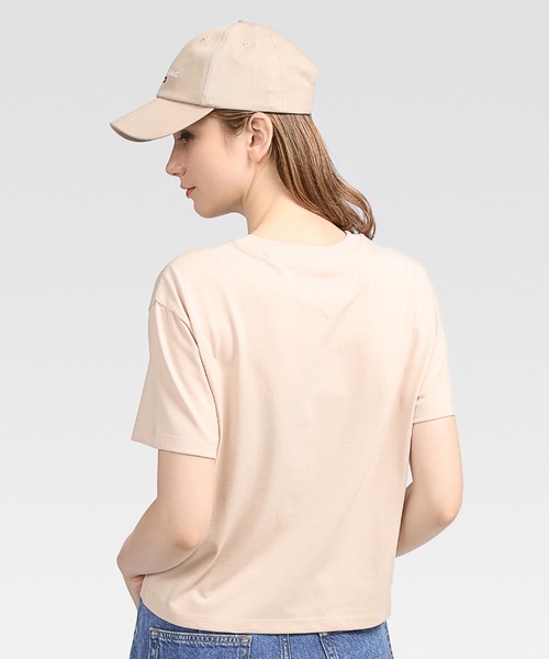 トミージーンズ  JEANS バッジロゴTシャツ （カーキ） トミージーンズ TOMMY JEANS バッジロゴTシャツ （カーキ