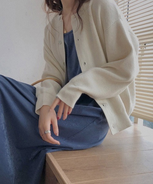 AMOUR BOX(アムールボックス)の「ラウンドネックニットカーディガン(カーディガン/ボレロ・レディース・ブラック/クリーム/ブルー/グリーン/ピンク・FREE)」の2枚目の写真