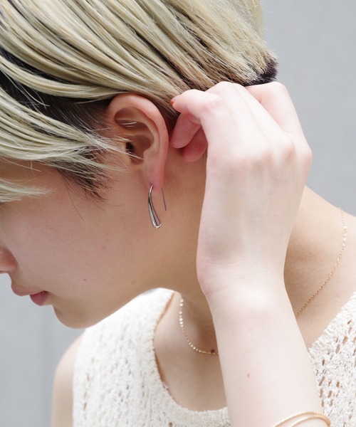 Taaii(ターイ)の「Taaii : STAINLESS DROP PIERCE (LARGE) / ステンレス ドロップピアス (ラージ)(ピアス(両耳用)・レディース・ゴールド/シルバー・ONE SIZE)」の2枚目の写真