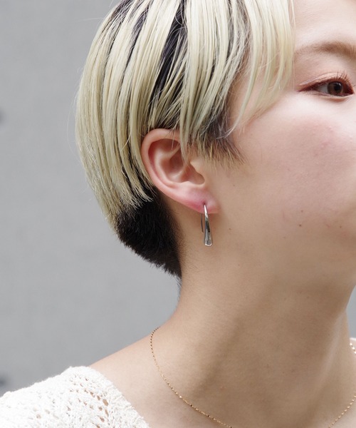 Taaii(ターイ)の「Taaii : STAINLESS DROP PIERCE (LARGE) / ステンレス ドロップピアス (ラージ)(ピアス(両耳用)・レディース・ゴールド/シルバー・ONE SIZE)」の3枚目の写真