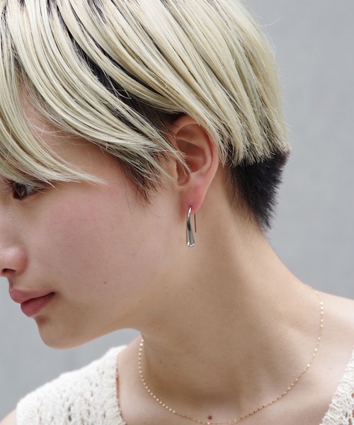 Taaii(ターイ)の「Taaii : STAINLESS DROP PIERCE (LARGE) / ステンレス ドロップピアス (ラージ)(ピアス(両耳用)・レディース・ゴールド/シルバー・ONE SIZE)」の4枚目の写真