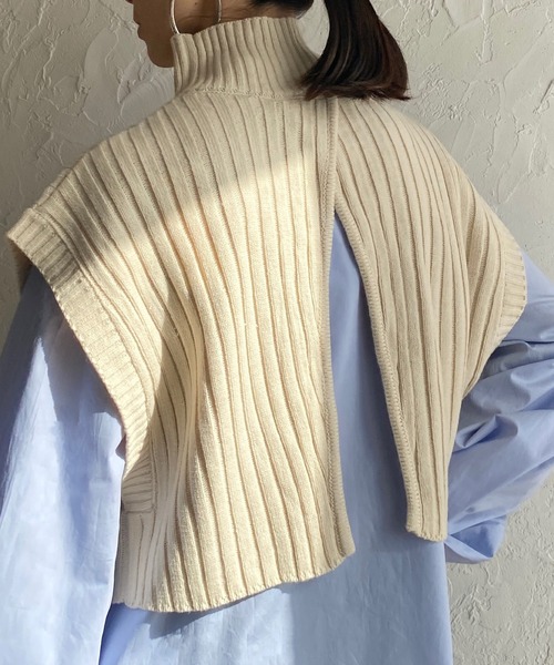 She's Closet（シーズクローゼット）の「前後2wayバッククロスショート丈ハイネックリブニットベスト（ベスト・レディース・ブラック/ベージュ/ブラウン/ダークパープル/ライトベージュ/ブルー/グリーン/アイボリー/グリーン系その他/パープル/レッド/オリーブ/グレイッシュベージュ・FREE）」の3枚目の写真