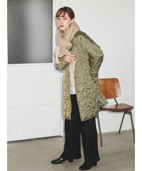 earth music&ecology（アースミュージックアンドエコロジー）の「ベロアプリーツパンツ*（その他パンツ・レディース・ベージュ/ブラウン/サックスブルー/ブラック・FREE）」の2枚目の写真