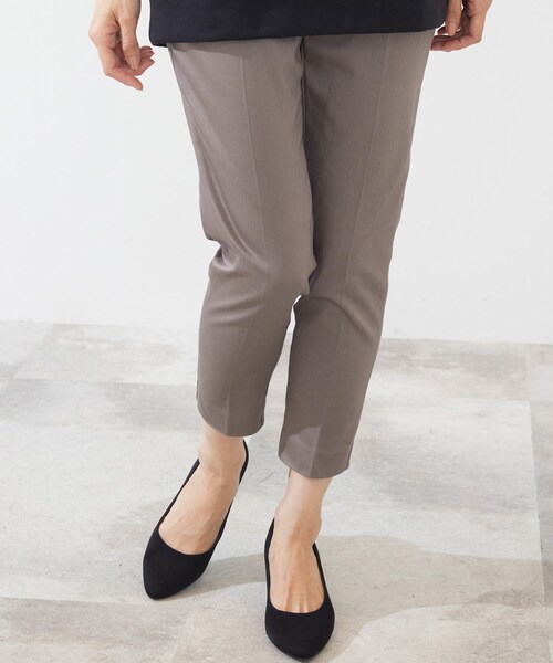 SHOO・LA・RUE（シューラルー）の「◆【S-LL/股下短め】サテン裏起毛スティック（その他パンツ・レディース・ブラック/サンドベージュ/ダークグリーン/アイボリー/ダークブラウン・01/02/04/03）」の4枚目の写真