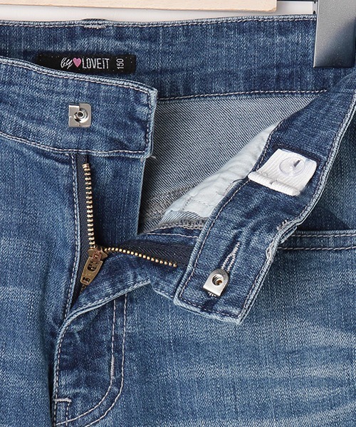 by LOVEiT（バイラビット）の「裾スリットデニム（デニムパンツ・キッズ・サックスブルー/ブルー・150cm/130cm/160cm/140cm/120cm）」の5枚目の写真