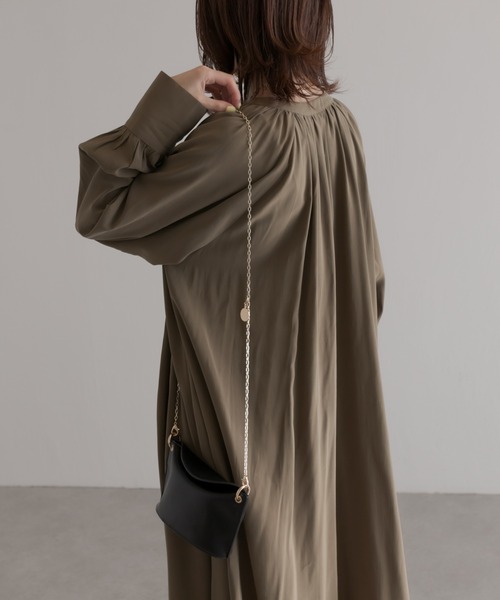 COLLAGE GALLARDAGALANTE（コラージュガリャルダガランテ）の「目を惹くシルエット/ピーチギャザーテントワンピース（ワンピース・レディース・カーキ/ネイビー・FREE）」の10枚目の写真