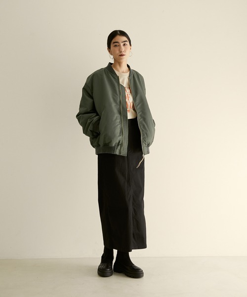 SALON adam et rope'（サロン アダム エ ロペ）の「【サステナブル】リサイクルナイロンMA-1ブルゾン（MA-1・レディース・ベージュ/カーキ・FREE）」の3枚目の写真