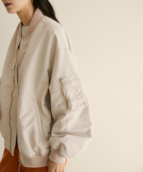 SALON adam et rope'（サロン アダム エ ロペ）の「【サステナブル】リサイクルナイロンMA-1ブルゾン（MA-1・レディース・ベージュ/カーキ・FREE）」の14枚目の写真