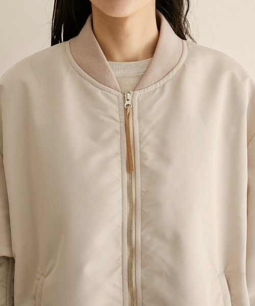 SALON adam et rope'（サロン アダム エ ロペ）の「【サステナブル】リサイクルナイロンMA-1ブルゾン（MA-1・レディース・ベージュ/カーキ・FREE）」の8枚目の写真