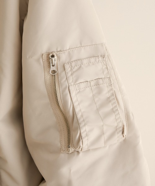 SALON adam et rope'（サロン アダム エ ロペ）の「【サステナブル】リサイクルナイロンMA-1ブルゾン（MA-1・レディース・ベージュ/カーキ・FREE）」の12枚目の写真